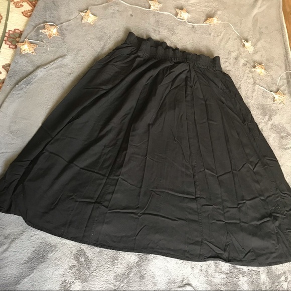 Long Black Skirt - Pleated when worn - Picture 5 of 8